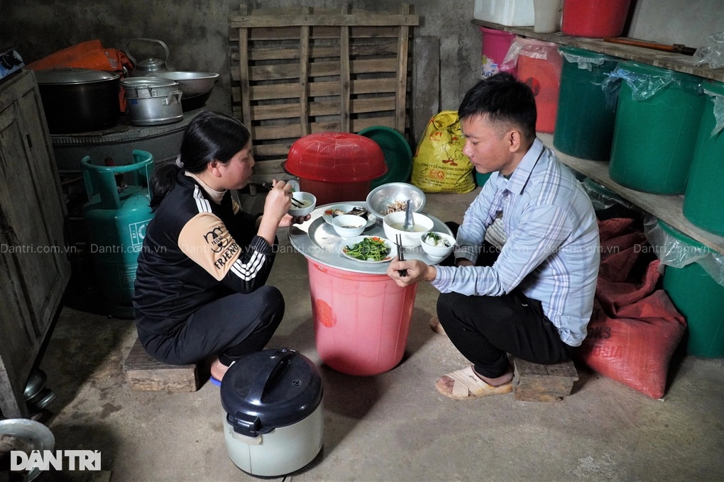 Hoàn cảnh bi đát của gia đình hiếm muộn, chồng bị bệnh ung thư trước Tết - 1 Hoàn cảnh bi đát của gia đình hiếm muộn, chồng bị bệnh ung thư trước Tết - 1