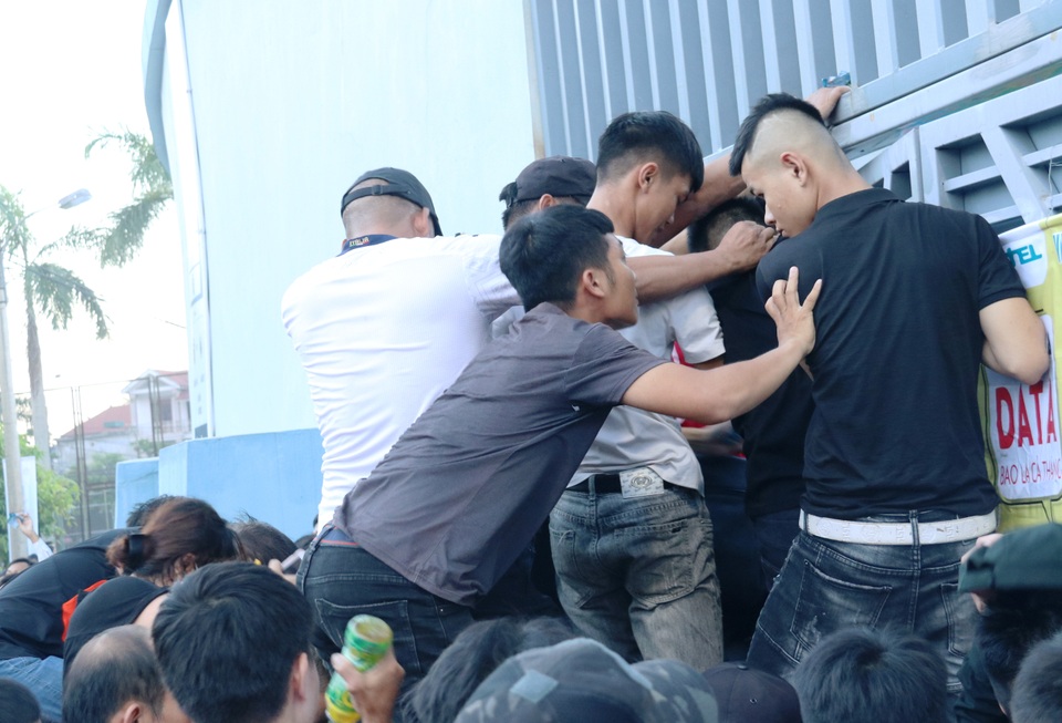 Hàng ngàn CĐV Hà Tĩnh bức xúc cầm vé trên tay không được vào sân - 8