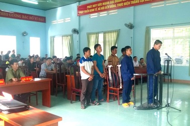 Bị phát hiện phá rừng, dùng dao chém kiểm lâm