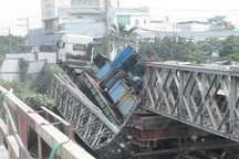 “Hoảng hồn” với hình ảnh cầu gãy gập vì xe tải