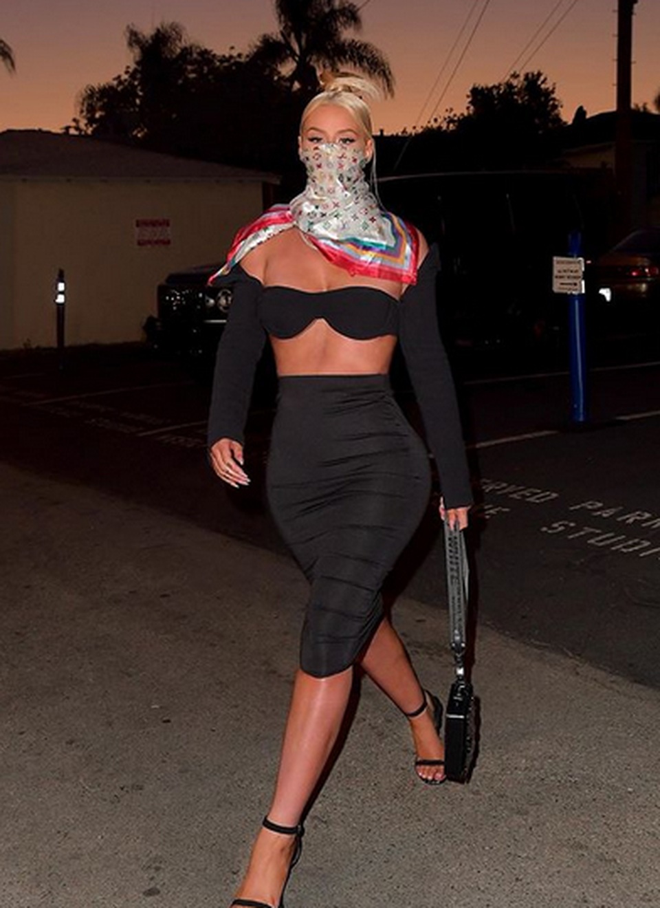 Iggy Azalea diện áo gợi cảm, dùng khăn hàng hiệu thay khẩu trang - 1 Iggy Azalea diện áo gợi cảm, dùng khăn hàng hiệu thay khẩu trang - 1