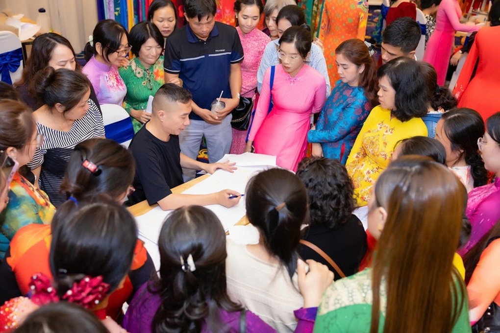 Ao dai menjadi sokongan kepada wanita Vietnam untuk memulakan perniagaan - 2 Áo dài trở thành điểm tựa cho phụ nữ Việt khởi nghiệp - 2