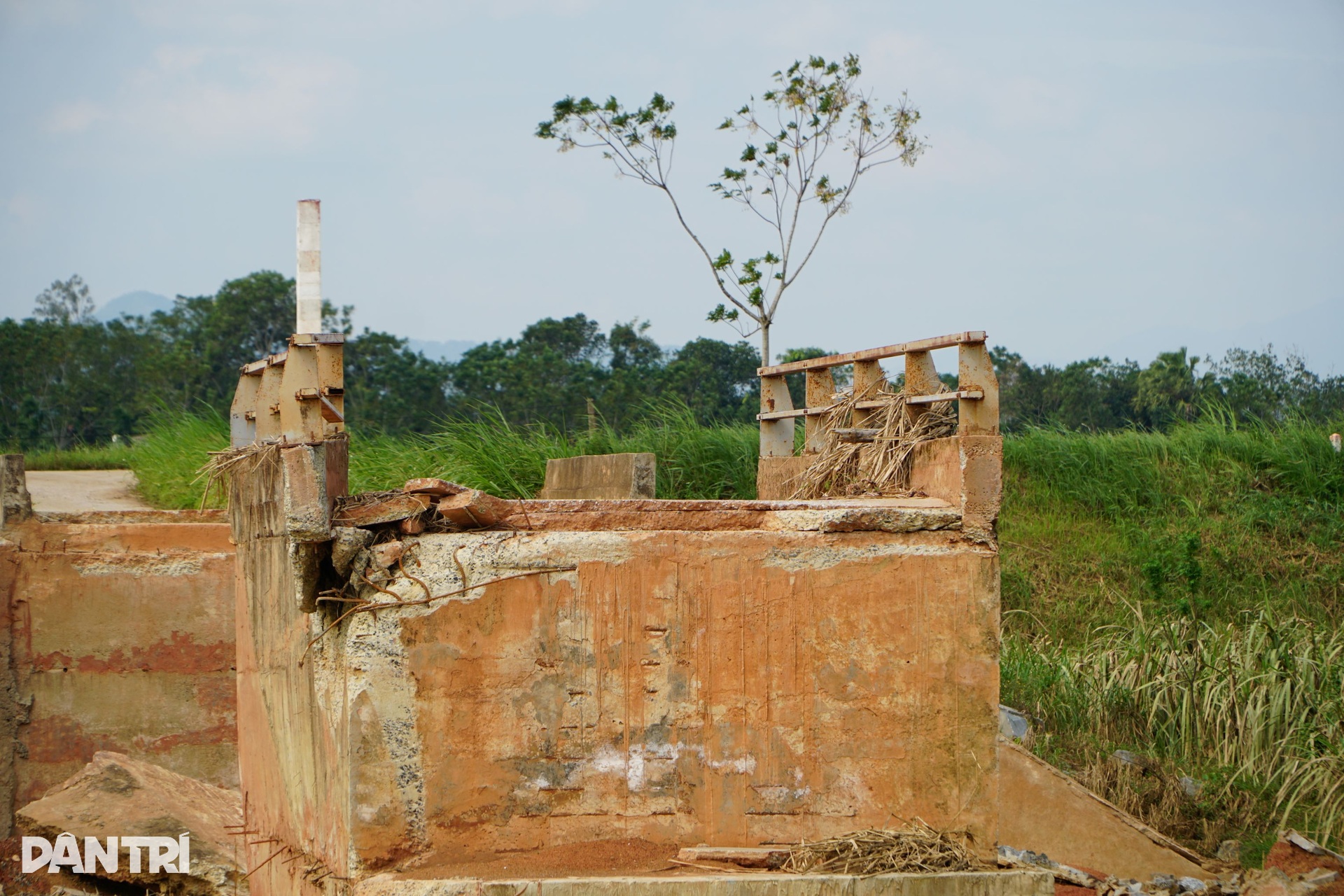Cầu sập sau bão, dân dựng cầu khỉ để qua lại, học sinh đi vòng hơn 10km - 7 Cầu sập sau bão, dân dựng cầu khỉ để qua lại, học sinh đi vòng hơn 10km - 7