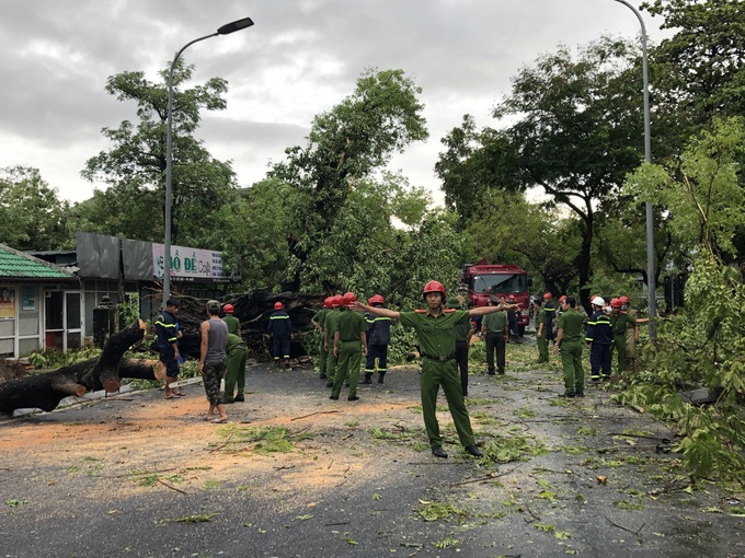 Tổng lực giải toả các điểm nghẽn trên phố Huế sau bão số 5 - Ảnh 24.