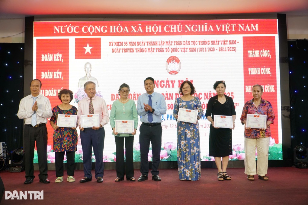 Chia sẻ của ca sĩ Kyo York trong lần đầu dự Ngày hội Đại đoàn kết ở TPHCM - 2 Chia sẻ của ca sĩ Kyo York trong lần đầu dự Ngày hội Đại đoàn kết ở TPHCM - 2