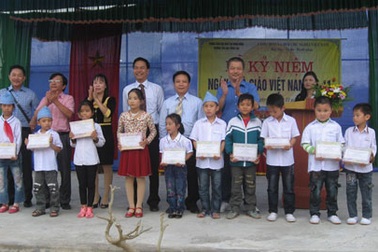 "Một triệu cuốn vở" đến với xã Đông Tân