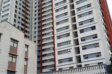 Bé trai 3 tuổi chui lưới bảo vệ, rơi từ tầng 6 xuống tầng 3 chung cư