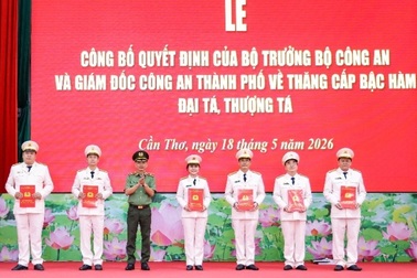 Nhiều lãnh đạo cấp phòng Công an Cần Thơ được thăng cấp bậc hàm Đại tá