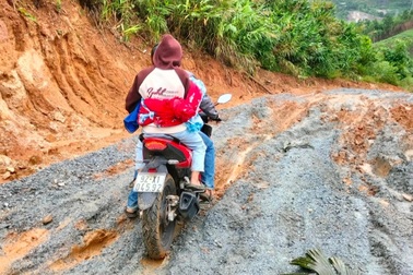 Y sĩ đèo xe máy vượt đường lầy lội đưa sản phụ mất máu nguy kịch đi cấp cứu