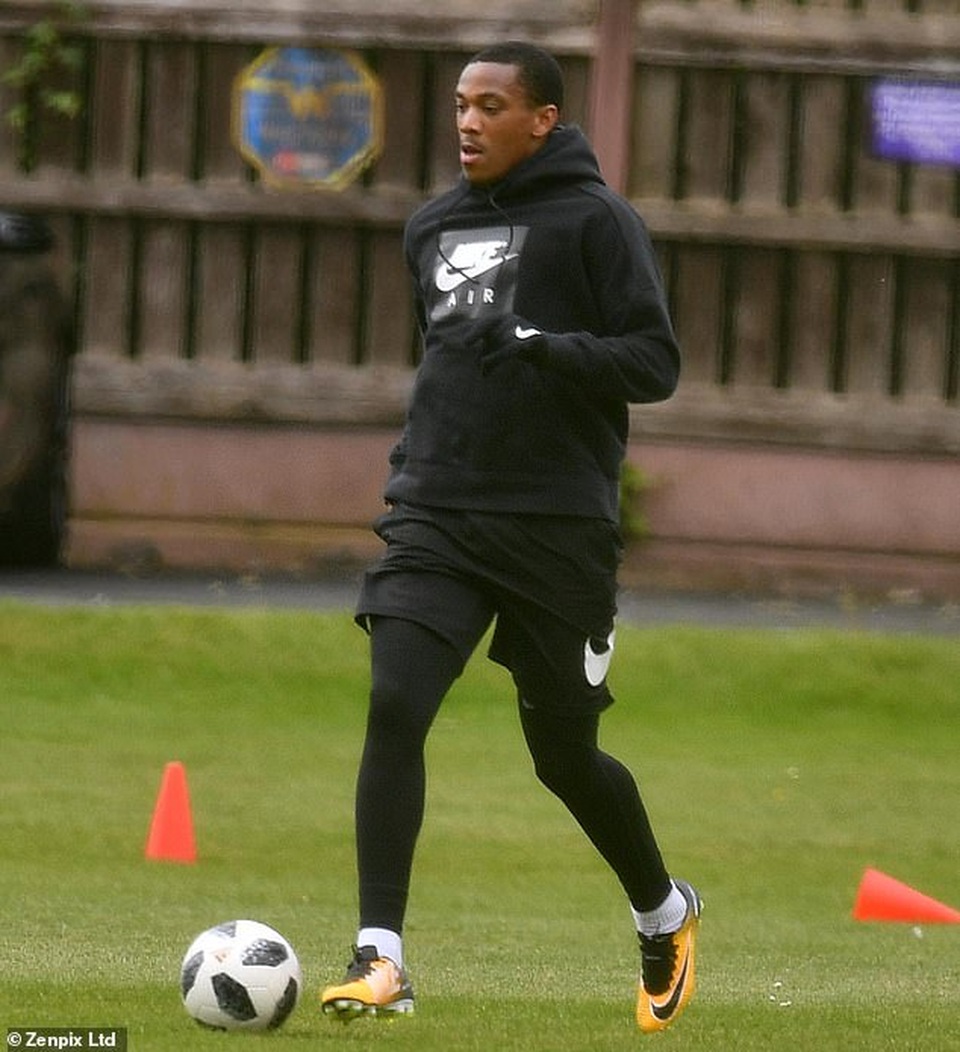 Pogba hăng say tập luyện cùng đồng đội chờ ngày Premier League trở lại - 2 Pogba hăng say tập luyện cùng đồng đội chờ ngày Premier League trở lại - 2