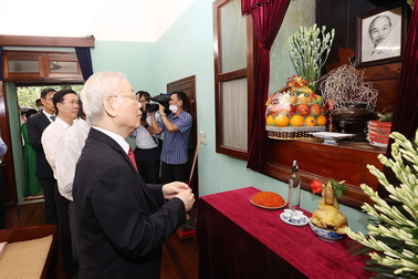 77 năm Quốc khánh: Tổng Bí thư dâng hương tưởng niệm Chủ tịch Hồ Chí Minh