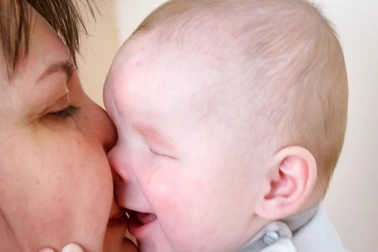 Em bé bẩm sinh không có cầu mắt tìm kiếm một mái nhà khi bị mẹ bỏ rơi