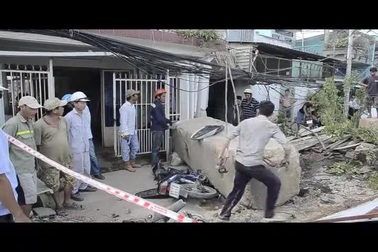 10 khối bê tông nặng cả chục tấn lăn vào nhà dân, đè 5 xe máy