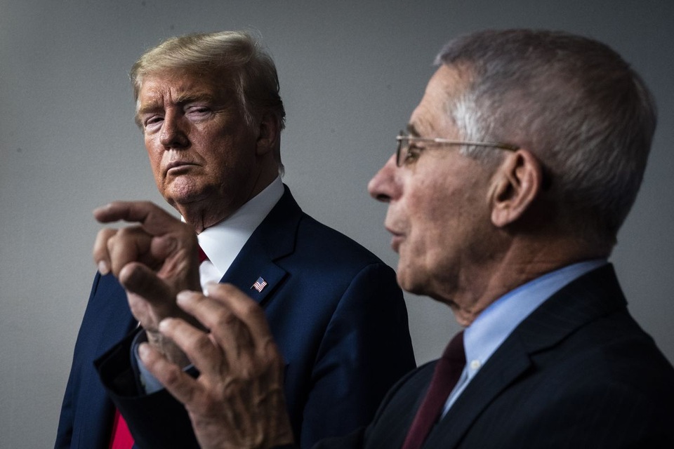Cuộc đối đầu nảy lửa giữa ông Trump và bác sĩ quốc dân - 1 Cuộc đối đầu nảy lửa giữa ông Trump và bác sĩ quốc dân - 1