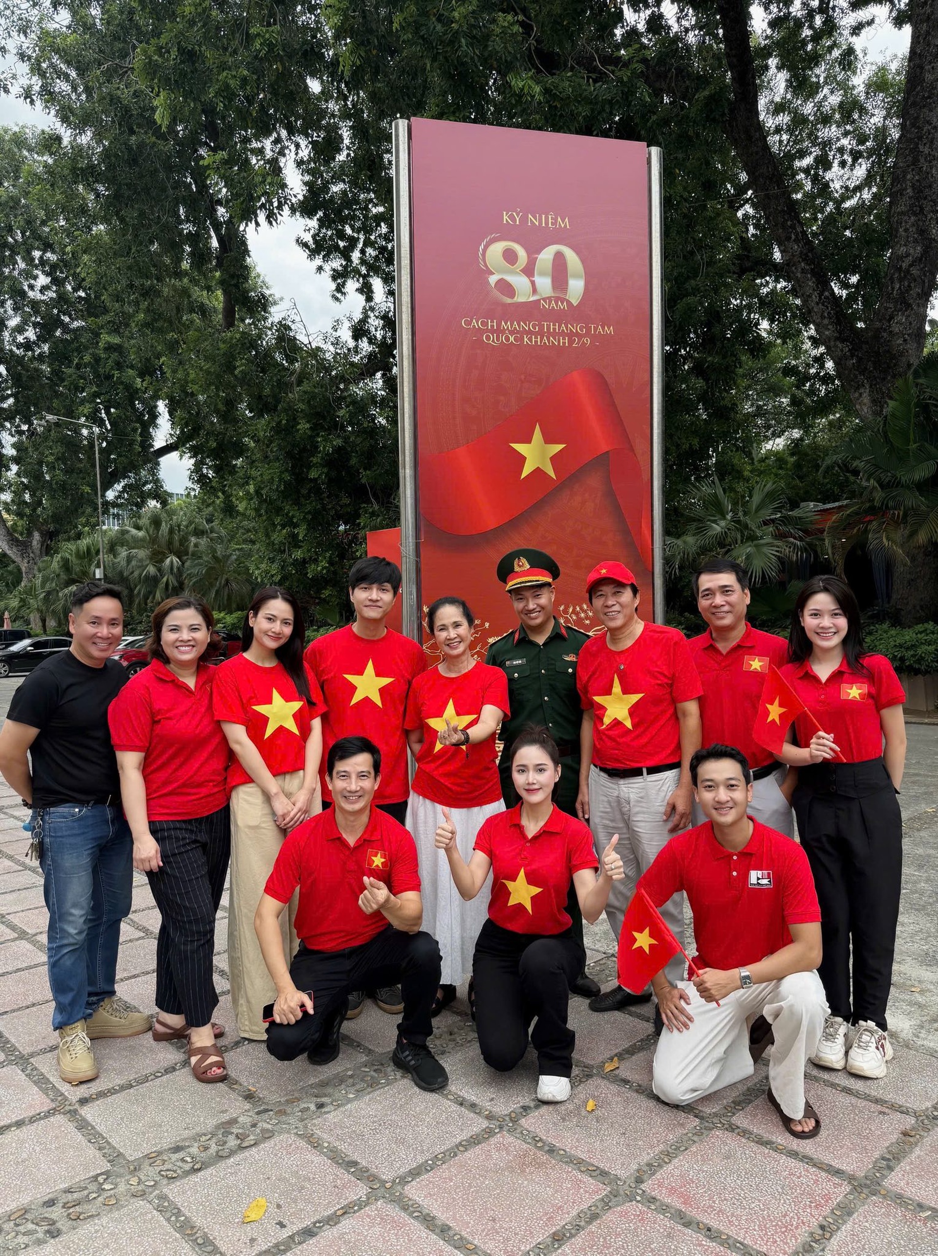 Thu Quỳnh, Lương Thu Trang cùng dàn sao gấp rút tập diễu binh, diễu hành - 9 Thu Quỳnh, Lương Thu Trang cùng dàn sao gấp rút tập diễu binh, diễu hành - 9