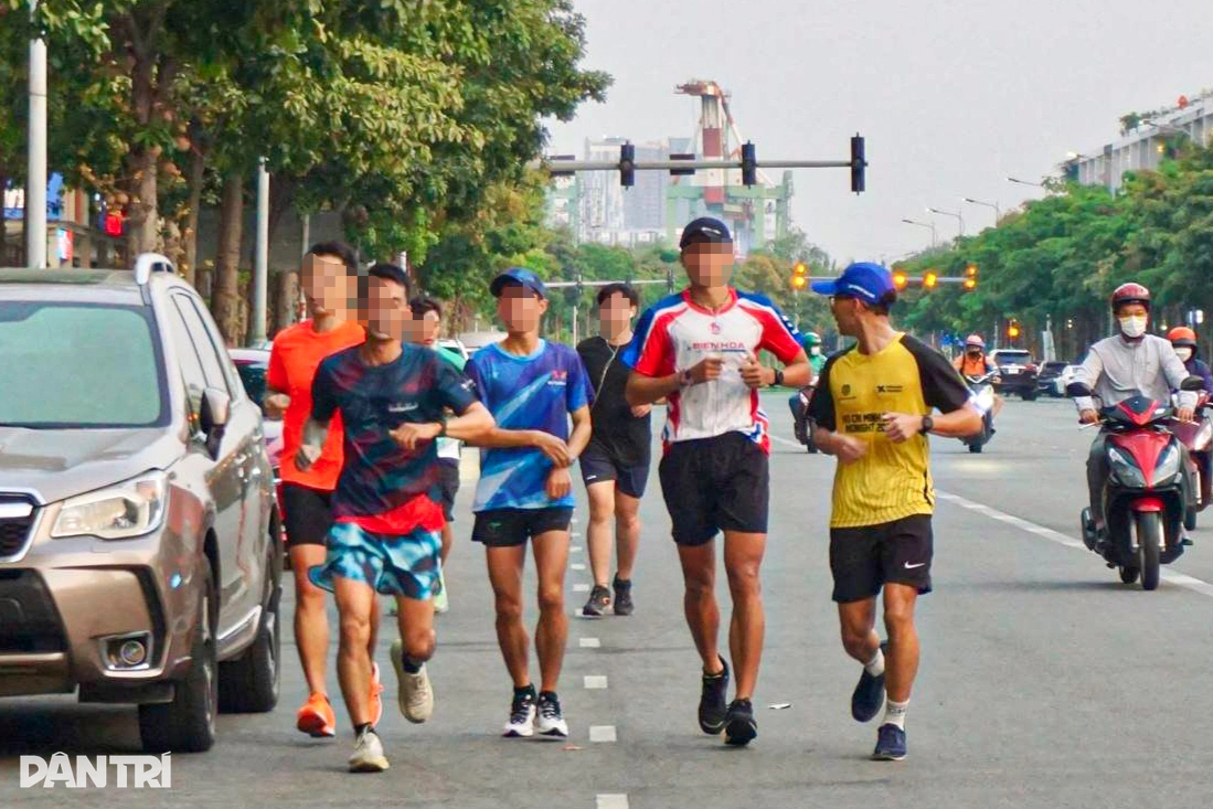 Hàng đoàn người trẻ chạy bộ dàn hàng dưới lòng đường ở TPHCM - 5 Hàng đoàn người trẻ chạy bộ dàn hàng dưới lòng đường ở TPHCM - 5