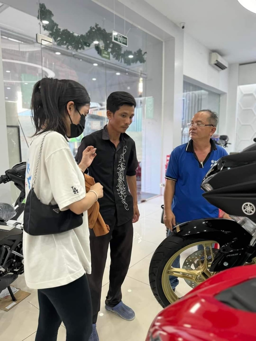 Shipper bị trộm xe ở TPHCM được cộng đồng quyên góp mua tặng xe mới - 2 Shipper bị trộm xe ở TPHCM được cộng đồng quyên góp mua tặng xe mới - 2