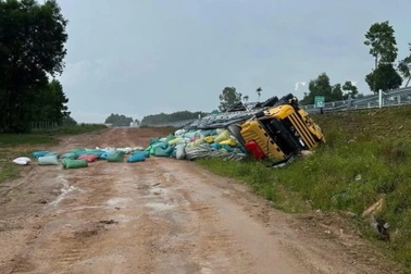 Ô tô tải "bay" ra khỏi cao tốc sau khi tông gãy 50m hộ lan