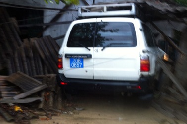 Xe biển xanh đâm sập ki ốt tạp hóa