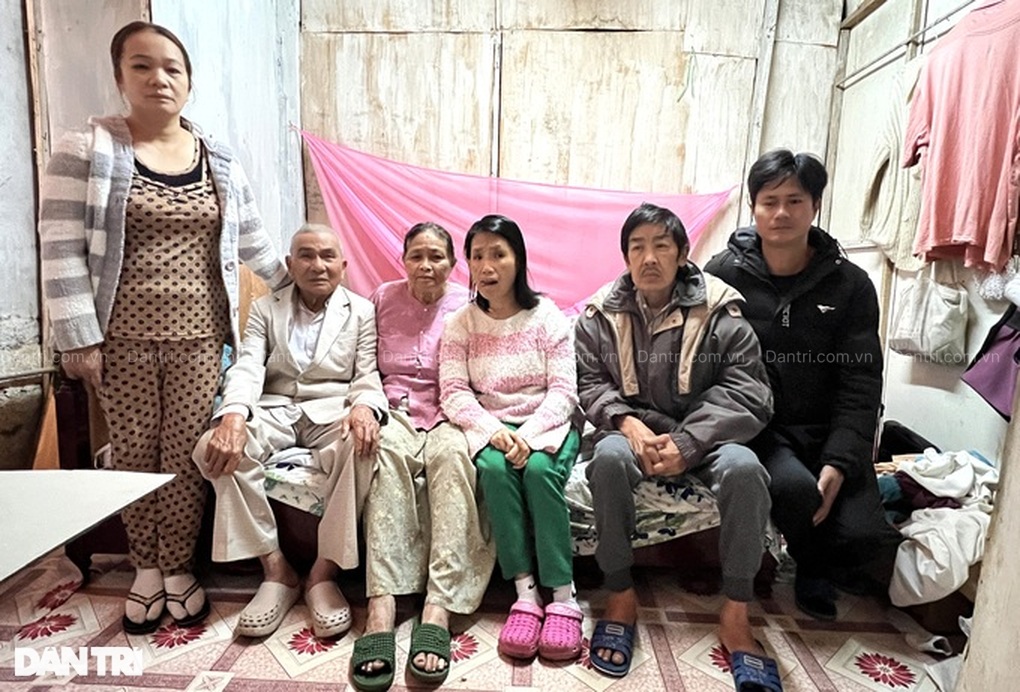 Cuộc sống khốn khổ của gia đình có 4 người bệnh nặng trong căn nhà chờ sập - 1 Cuộc sống khốn khổ của gia đình có 4 người bệnh nặng trong căn nhà chờ sập - 1