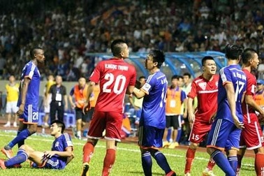 Chơi thô bạo, cầu thủ Hải Phòng bị treo giò hết mùa giải