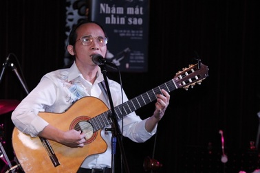 Xúc động nghe ca khúc truyền cảm hứng của người nhạc sĩ mù