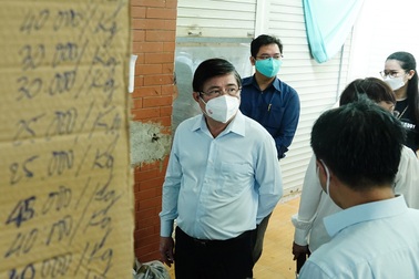 Chủ tịch TPHCM kiểm tra phòng dịch ở các chợ truyền thống