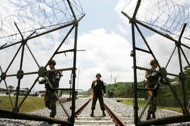 Hàn Quốc nâng cấp thiết bị theo dõi dọc biên giới với Triều Tiên