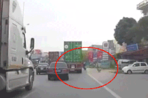 Tai nạn kinh hoàng khi xe máy cố vượt xe công-ten-nơ