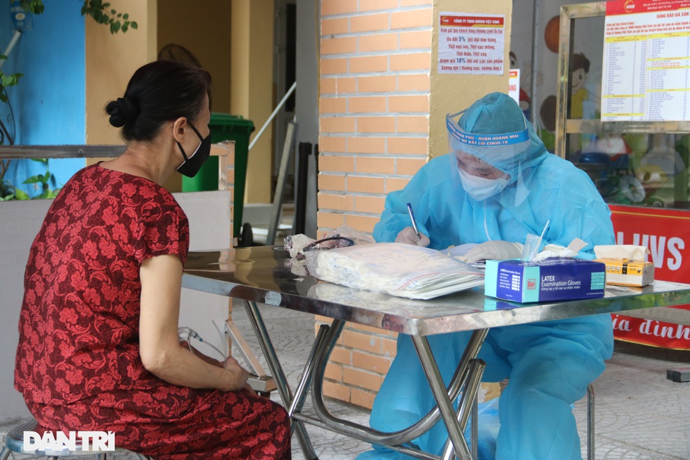 Cận cảnh quá trình lấy 8.000 mẫu xét nghiệm trong ổ dịch phường Giáp Bát - 6 Cận cảnh quá trình lấy 8.000 mẫu xét nghiệm trong ổ dịch phường Giáp Bát - 6