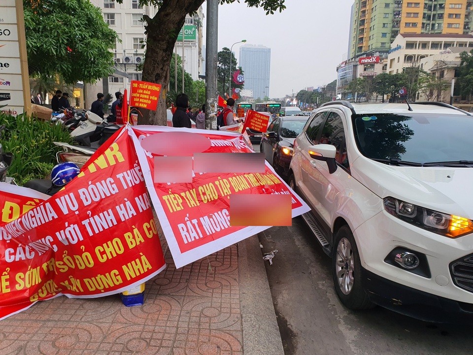Chiếc xe lạ trong ngày cư dân TNR Stars căng băng rôn đòi quyền lợi - 3 Chiếc xe lạ trong ngày cư dân TNR Stars căng băng rôn đòi quyền lợi - 3
