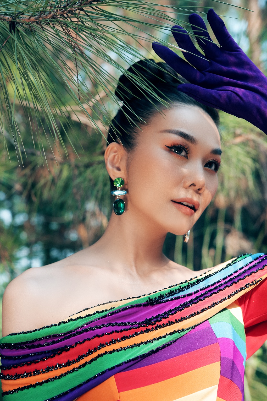 Thanh Hằng xứng danh chị đại với phong thái đỉnh cao khi catwalk trong rừng - 1 Thanh Hằng xứng danh chị đại với phong thái đỉnh cao khi catwalk trong rừng - 1