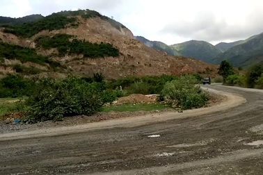 Bị “kẹp” giữa 2 mỏ đá, dân tố bị khói bụi bủa vây, nứt nhà