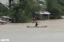 Lật ca nô cứu hộ, 2 cháu nhỏ bị nước lũ cuốn tử vong