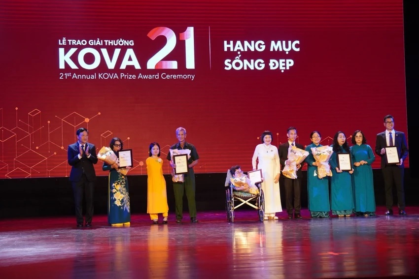 Giai thuong KOVA hang muc Song dep.jpg Giai thuong KOVA hang muc Song dep.jpg