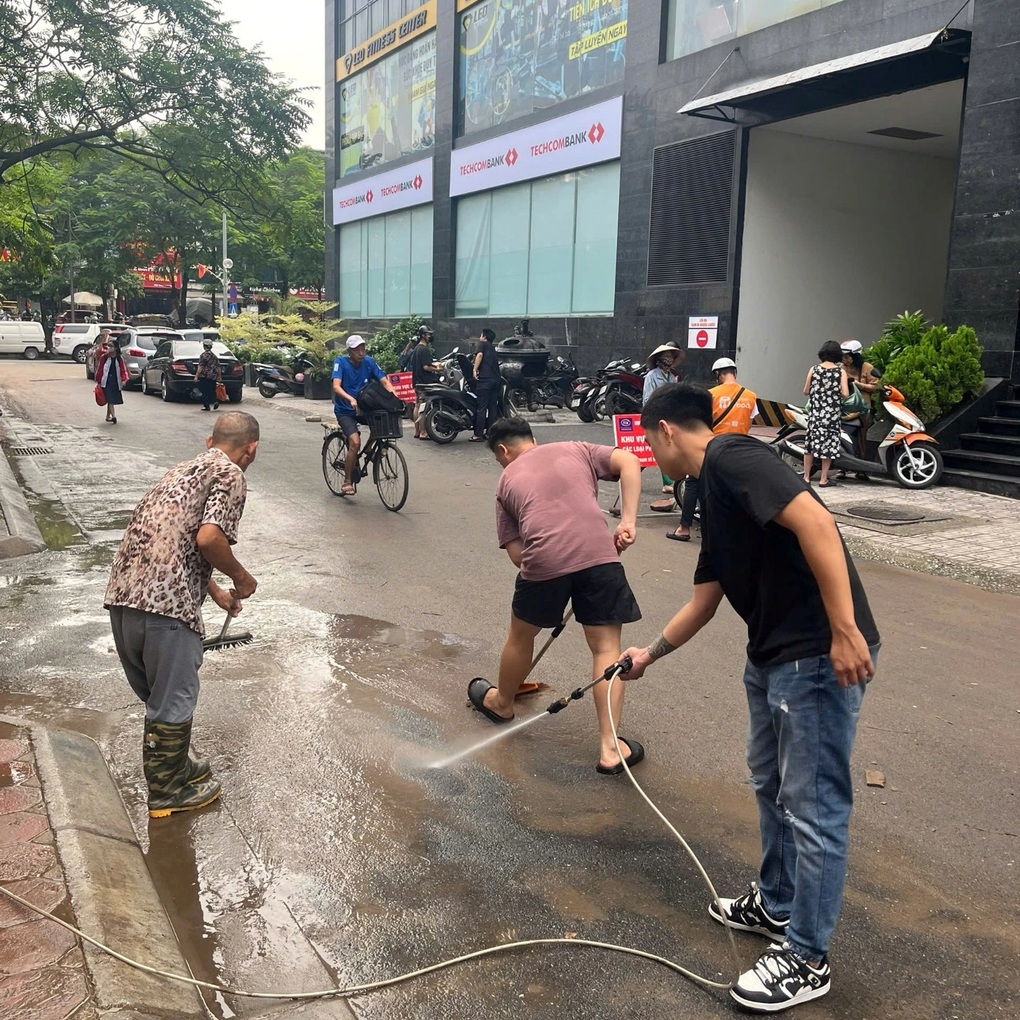 Ein Café in Hanoi wurde erst vor einem Monat eröffnet und musste dreimal vor Überschwemmungen fliehen - 3 Quán cà phê ở Hà Nội mới khai trương 1 tháng, 3 lần phải chạy lụt - 3