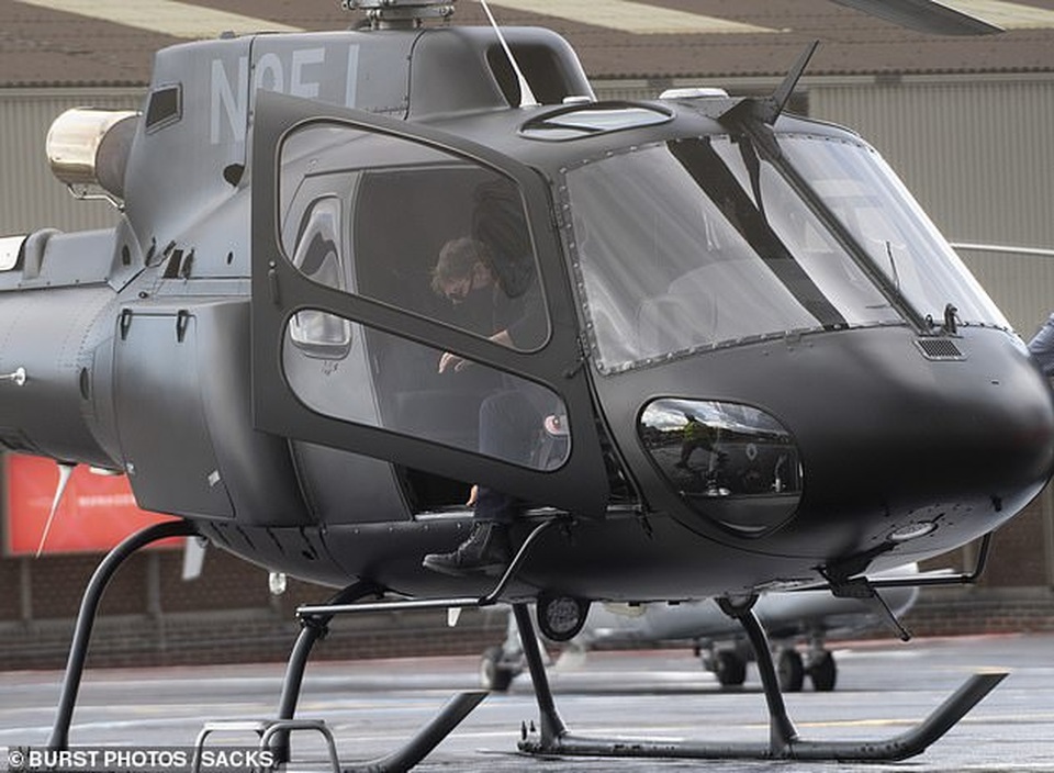 Ở tuổi 58, Tom Cruise thể hiện đẳng cấp phong độ khi tự lái máy bay - 5