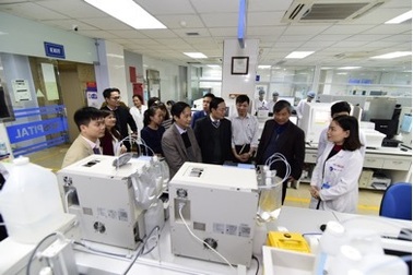 Đằng sau chiếc áo blouse trắng của người "thầy thuốc"