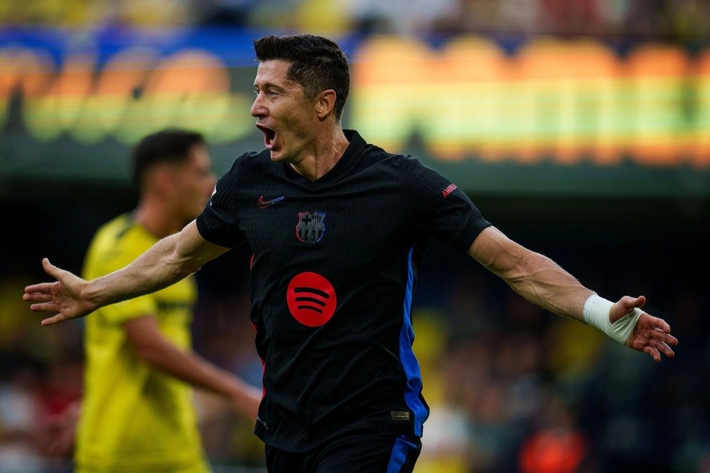 Lewandowski shines, Barcelona maintains winning streak in La Liga - 1