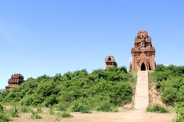 Cụm tháp Chăm ngàn tuổi độc đáo ở Bình Định hút khách check-in