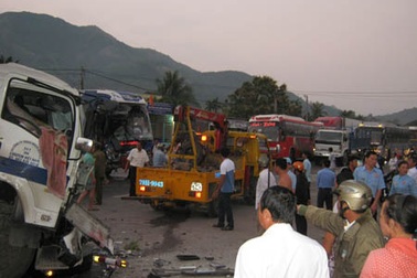 Ô tô tông nhau, 7 người bị thương, quốc lộ ách tắc kéo dài