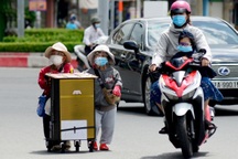 Cặp vợ chồng tí hon ở Sài Gòn bán vé số mùa dịch để nuôi nghiệp thể thao