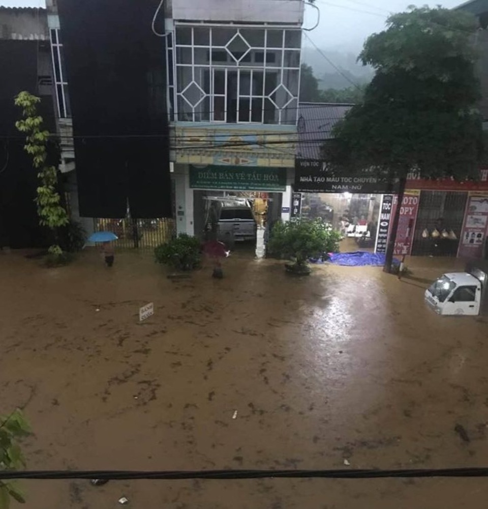 Nước dâng cao ngang thân ô tô sau trận mưa lớn - 2 Nước dâng cao ngang thân ô tô sau trận mưa lớn - 2