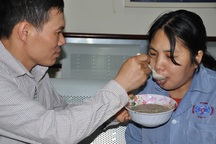 Nghẹn ngào cảnh hai vợ chồng ung thư chăm nhau trong nước mắt