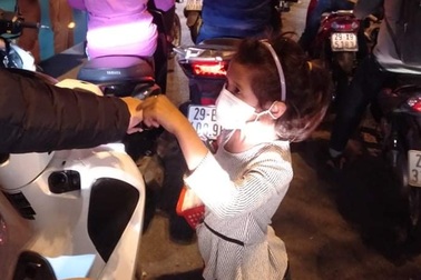 "Biệt đội" ăn xin nhí đội lốt hàng rong chèo kéo khách ở Hà Nội