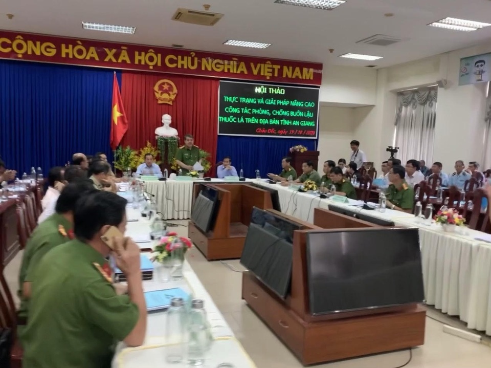 Đẩy mạnh truy quét thuốc lá nhập lậu bày bán công khai - 1 Đẩy mạnh truy quét thuốc lá nhập lậu bày bán công khai - 1