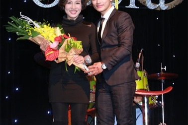 Mỹ Linh tới chúc mừng “đàn em”