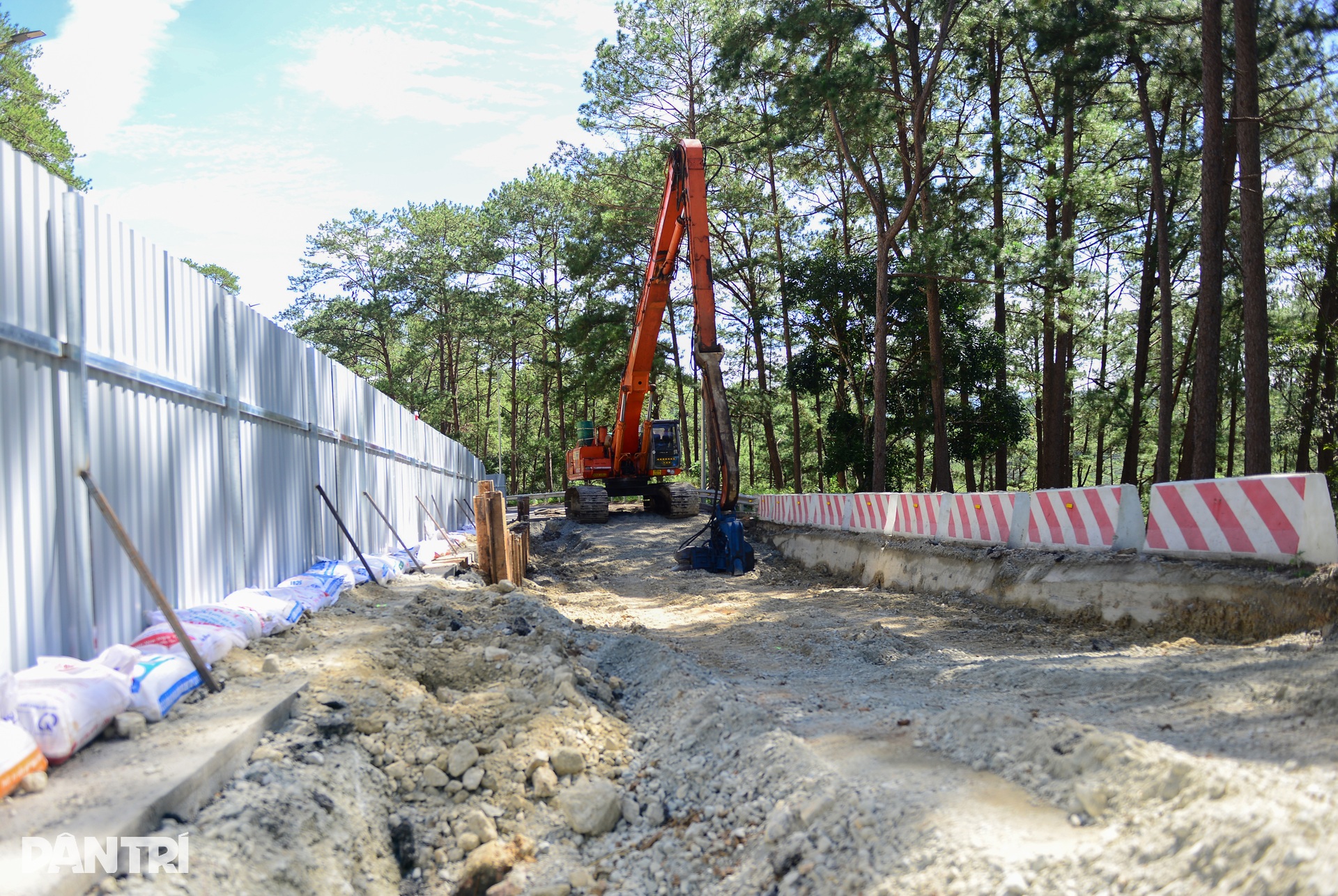 Đèo Prenn ở Đà Lạt xuất hiện thêm vết nứt xé toạc mặt đường - 5