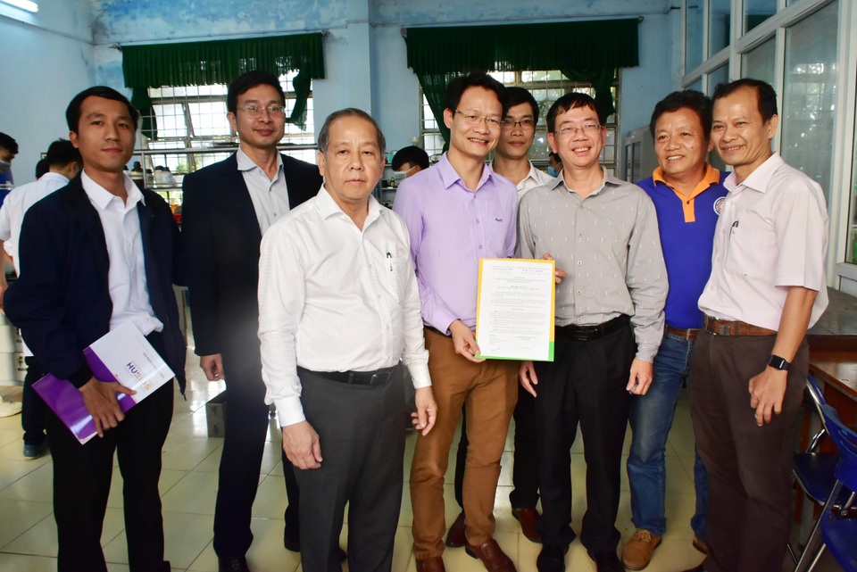 Chủ tịch tỉnh đầu tư thêm máy cho giảng viên làm nước rửa tay miễn phí - 4 Chủ tịch tỉnh đầu tư thêm máy cho giảng viên làm nước rửa tay miễn phí - 4