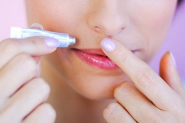 Nhập viện vì nhầm son dưỡng môi với… keo siêu dính